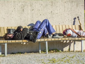 深圳街头惊现搓衣板石凳？网友吐槽安全隐患，官方回应引热议