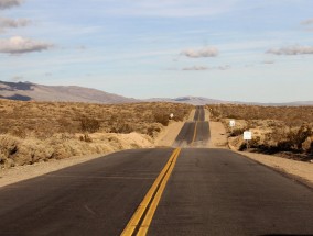 罗布泊无人区惊现驾车失联事件，救援队紧急搜寻生命迹象