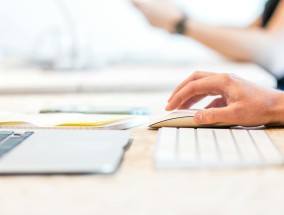 烟蒂与文明，高校禁烟令下的代际博弈与空间妥协