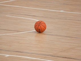 权威视角下的篮球盛宴，央视体育频道第五套节目男篮直播全解析