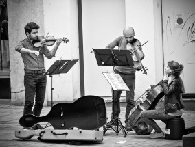 街头卖唱遇没出息，王世坚的悲情与坚持