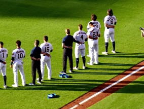 休斯敦，美国体育直播的狂热心脏—从火箭队到棒球赛，永不落幕的竞技盛宴