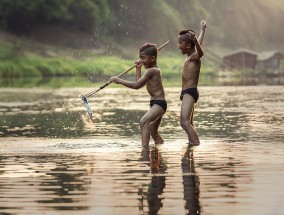 泥地里的星光，乡村少年如何通过体育直播改写命运？