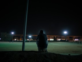 深夜的屏幕微光，解码当代人为何沉迷球赛直播