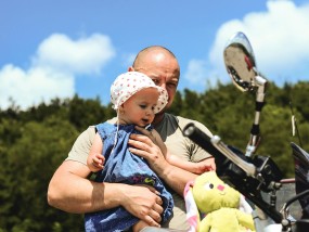 报废车市场惊现捡漏狂欢，年轻人为何甘冒风险低价抢购情怀车？