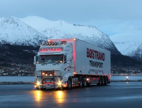 特斯拉车主撞死闯入国道的野猪被判全责，自动驾驶责任争议再起波澜