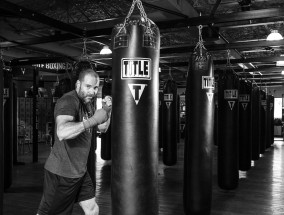 肌肉男飞机直播，云端健身革命如何颠覆传统体育娱乐？