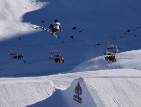 雪山疾驰！疯狂体育滑雪直播引爆冬日激情