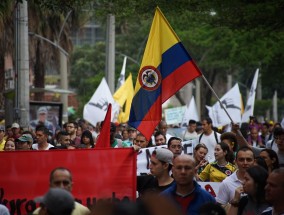 体育直播卖场图片，重构体育消费的沉浸式视觉革命