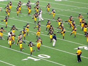 泰州队夺冠瞬间，荣耀时刻的团队协作与激情绽放