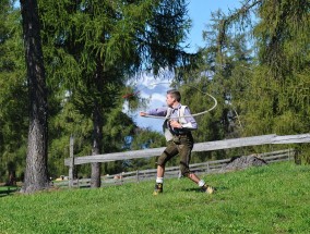 标枪对决，速度与精准的体育盛宴