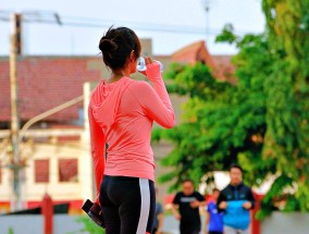 张伟丽登顶世界之巅，沉浸式体育直播如何重塑竞技体育的观赛体验