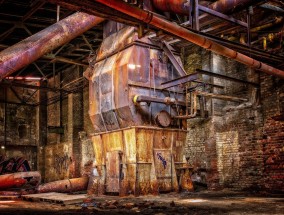 灰烬中的四颗钢钉，一场跨越生死的金属谜题