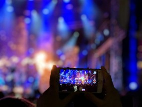 沸腾的屏幕，体育直播如何凝聚当代观众