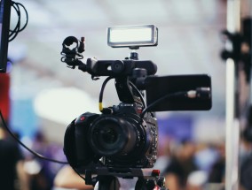 泳坛新纪元，直播镜头下的速度与激情