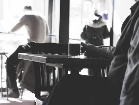 合肥站保洁员擦座椅走红，平凡岗位的不平凡坚守