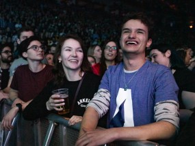 巅峰对决燃情上演！全球观众共睹争冠体育直播视频的万人同屏狂欢盛宴