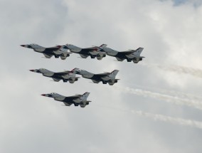 空中霹雳，苏-35电子战新战术揭秘—眼镜蛇机动与干扰弹的致命组合