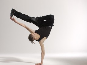 「足下生辉，心随赛场」腾讯体育直播球鞋，重新定义观赛与运动的边界