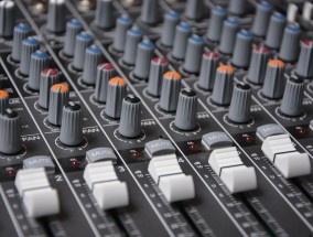 从电视波带到数字洪流，体育直播1.0时代的媒介革命与时代印记