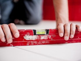 电子黄历闹笑话，人民网批今日不宜上班折射的文化焦虑