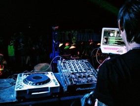 直播清仓体育，流量狂欢下的库存突围战直播清仓体育