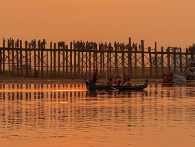 当大气层阻挡了气球的轨迹，爱却架起了永恒的桥梁