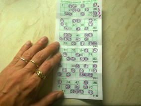 揭秘彩票老师的QQ群骗局，如何用虚拟号码和话术套取你的血汗钱？