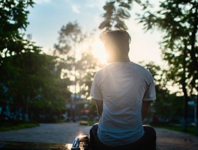 东北体育生直播飞出意外，露脸直播变空中飞人