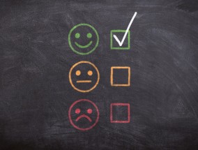 别让一根淀粉肠，模糊了教育的本心