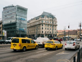 京津冀晋多地启动大雾黄色预警，千里雾障考验城市应急响应体系