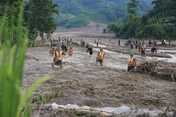 越南台风造成的死亡人数上升到233人，在遭受山体滑坡和洪水袭击的地区发现了更多尸体