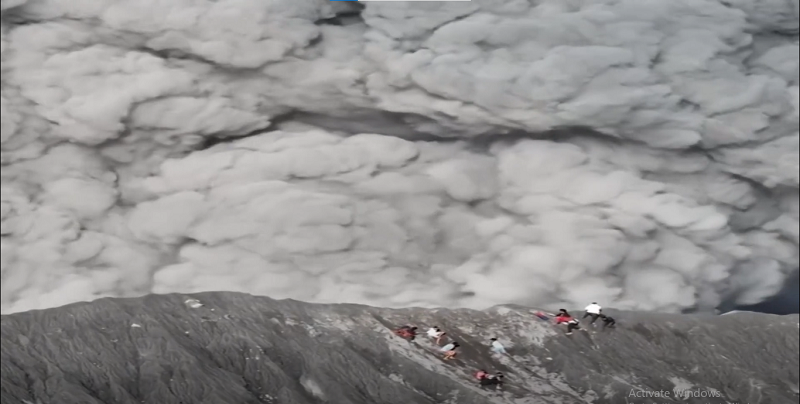 观看:印度尼西亚的杜科诺火山爆发，登山者们争相寻找安全地带