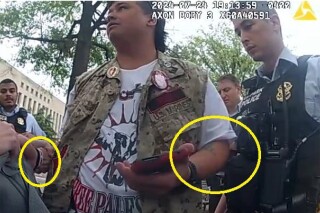 一名芝加哥男子被控在抗议内塔尼亚胡向国会发表演讲时袭击两名警察