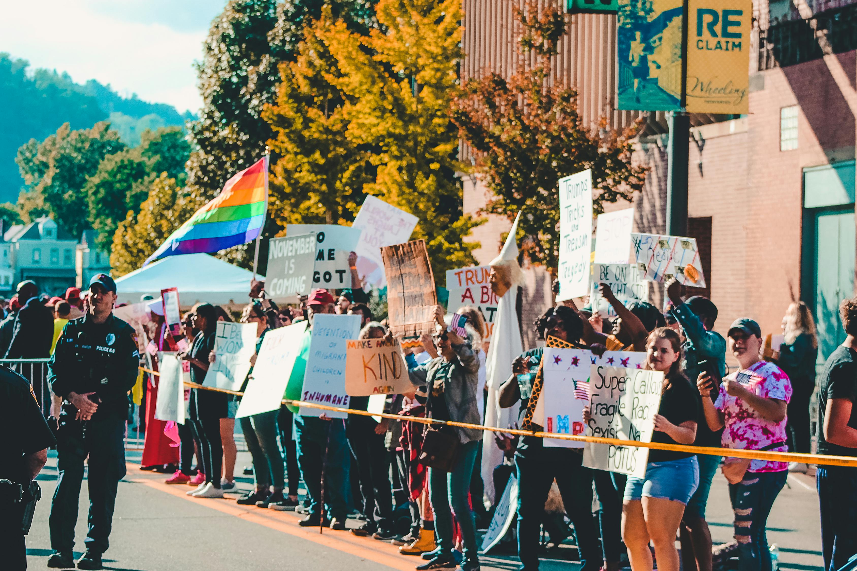 警察与学生在都灵发生冲突，反政府集会在意大利各地获得支持