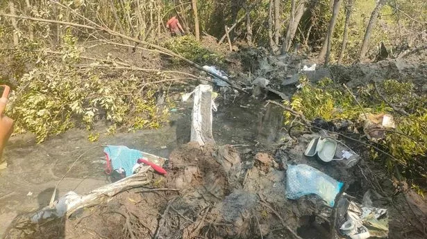 泰国飞机失事:一架载着一家人的飞机在森林中坠毁，7人死亡