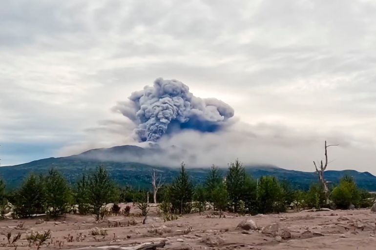 俄罗斯的Shiveluch火山在7.0级强烈地震后喷发