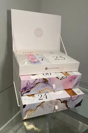 我打开了价值85英镑的Glossybox美容日历，里面装的都是价值超过580英镑的产品