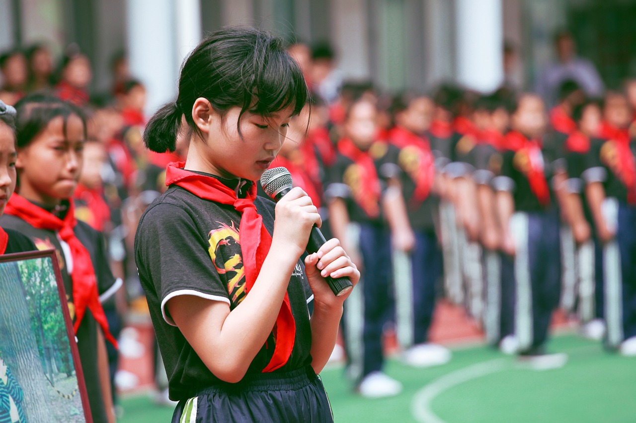 马上评丨处理了“警察踢小学生”，也该调查校园霸凌