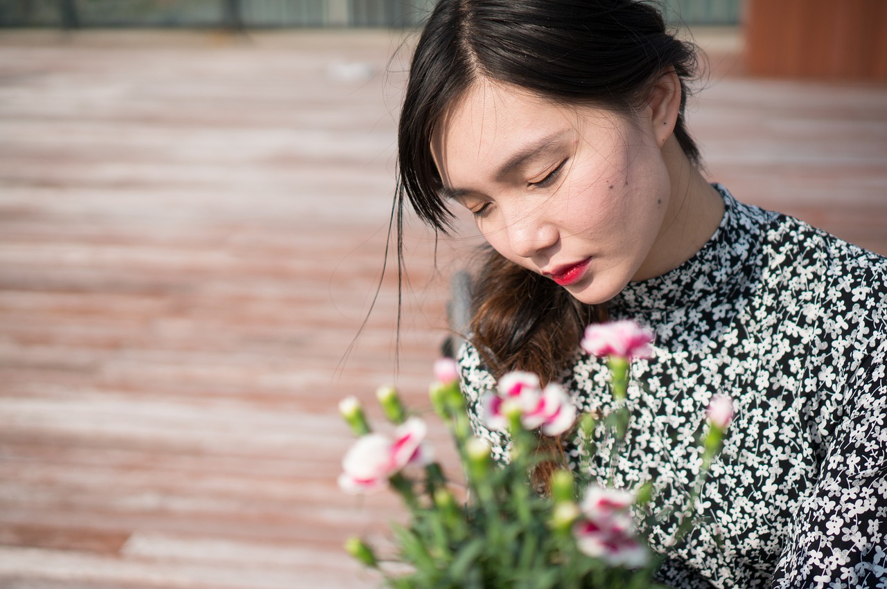 女子花重金整形后遭遇年龄争议，从外貌改变到心理冲击的反思