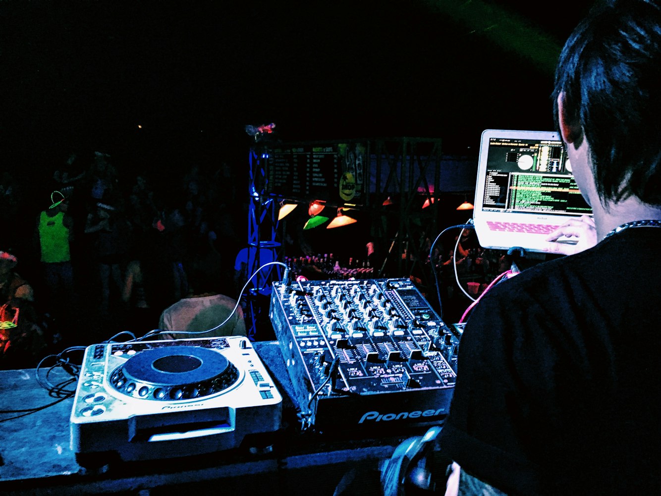 直播清仓体育，流量狂欢下的库存突围战直播清仓体育