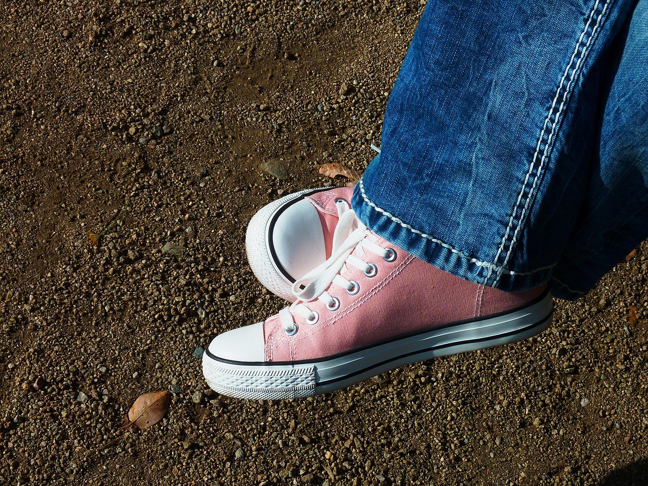 跑鞋如何征服体育直播间?从科技到时尚的跨界狂欢 跑鞋如何征服体育直播间?从科技到时尚的跨界狂欢