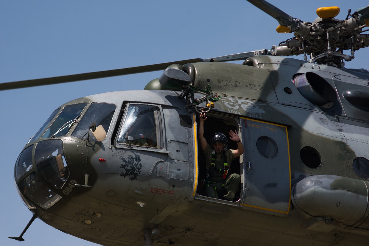 菲军方直升机坠毁致5名空军人员遇难 军方启动全面调查 菲军方直升机坠毁致5名空军人员遇难 军方启动全面调查