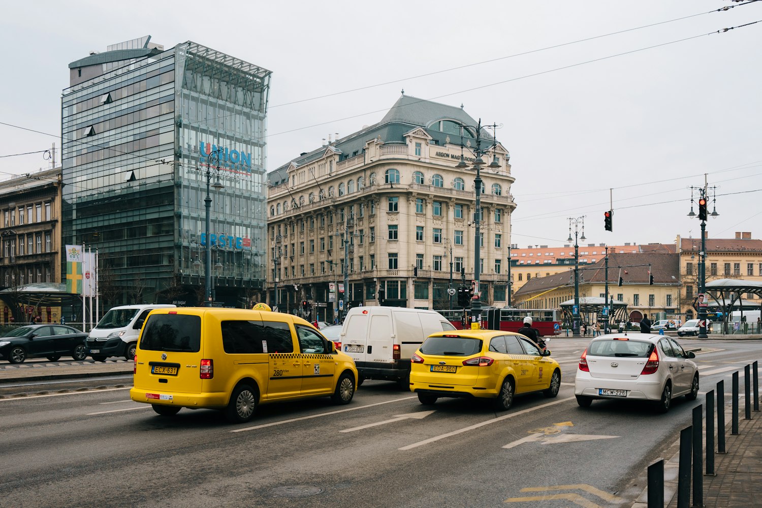 京津冀晋多地启动大雾黄色预警,千里雾障考验城市应急响应体系 京津冀晋多地启动大雾黄色预警,千里雾障考验城市应急响应体系