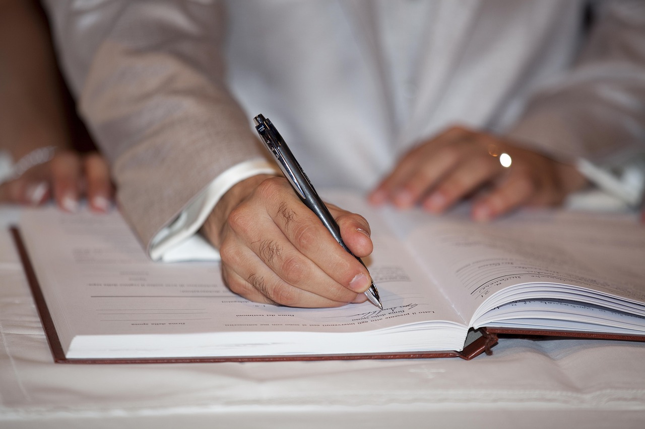 高校外卖配送权争夺战,校方授权 vs 学生权益如何平衡? 高校外卖配送权争夺战,校方授权 vs 学生权益如何平衡?