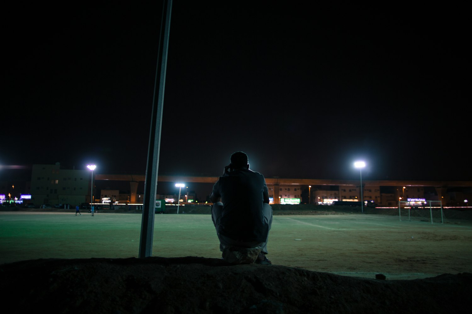 深夜的屏幕微光，解码当代人为何沉迷球赛直播