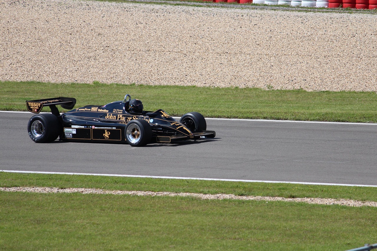 F1极速狂飙!劲爆体育直播引爆赛车狂热之夜 F1极速狂飙!劲爆体育直播引爆赛车狂热之夜